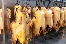 焖炉烤鸭你吃过吗？烤制过程不见明火，烤鸭皮肉相连，汁水乱流视频封面
