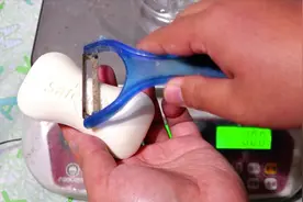 香皂用削皮刀削一削，没想到还能这么用，看完赶快试一试视频封面