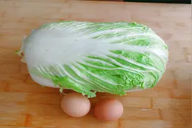一棵白菜两个鸡蛋，农村妈妈教你做香软白菜鸡蛋饼，简单美味好吃视频封面