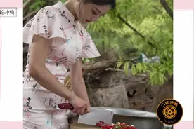 唐小鱼：重庆农村辣妹穿黑丝短裙干农活走红，成村里亮丽风景线视频封面
