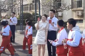 新人领证拍照过路学生纷纷祝福，青春与未来撞了个满怀：羡慕了！视频封面