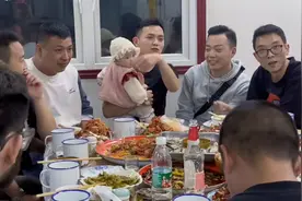 爸爸带女儿跟兄弟喝酒，秒变全场焦点都是羡慕眼光：是来炫耀的？视频封面