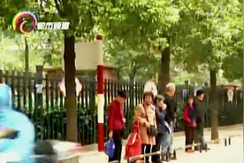 为防止电动车停人行道路上装护栏 居民出行不方便视频封面