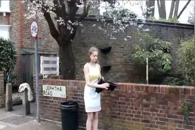 美女测试一次性厕所，大街就能释放天性，视频记录全过程！视频封面