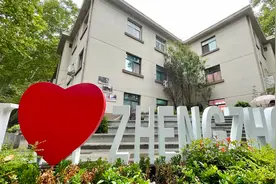 郑州老旧小区"逆生长"，旧楼换新颜成网红打卡地，居民感慨像搬家视频封面