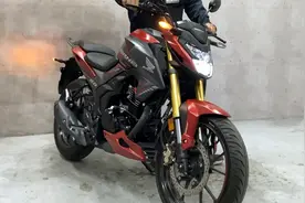 1.2万！本田黄蜂200运动街车，动力强劲，配ABS，听听声浪如何？视频封面