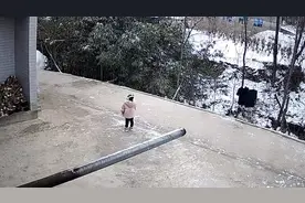 6岁女孩雪地等父母回家，妈妈看监控泪崩：“想给她更好的条件”视频封面