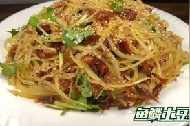 鱼鳞别再扔了，教你做香酥可口的鱼鳞土豆丝，比肉还好吃视频封面