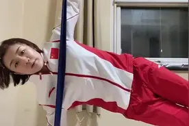 原来腹肌是这样练成的！陈梦隔离期训练视频：肚子上压一箱矿泉水视频封面