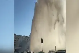 大连市沙河口区一暖气管道爆裂 喷出水柱有三层楼高视频封面