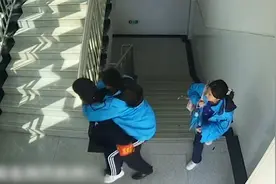 湖北一女高中生腿受伤，楼梯上艰难前行，保安队长背起送到教室视频封面