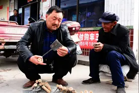 85岁大爷为了生活，骑行十公里赶集卖铲子，为何该县声称已经脱贫视频封面