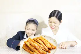 学校旁边小卖部5毛钱一包辣条是这样生产的，看完你还敢吃吗视频封面