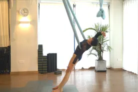 空中瑜伽的塑形训练，这套动作能锻炼后背和手臂，让身材更完美视频封面