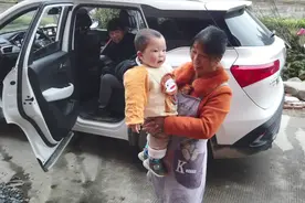 小宝不肯回家，拼命往车窗外爬，哭着要外婆带，还挥手和妈妈告别视频封面