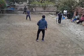 全村的人基本上都来看！村里的羽毛球男单友谊赛！视频封面