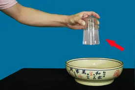 牛顿定律？揭秘国内民间魔术绝技，水杯翻转也不会流出来！视频封面
