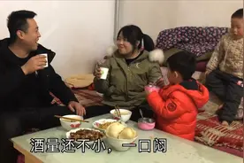 元宵节，大壮让媳妇陪喝酒，不料媳妇挺能喝，端起酒杯就要一口闷视频封面