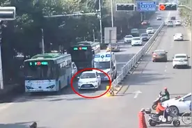 本周广西热榜：柳州女司机开车阻挡救护车，救护车鸣笛12次不管用视频封面