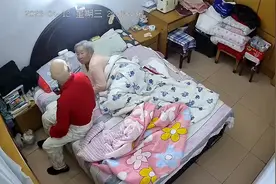 100岁奶奶质问98岁爷爷：你亲我吗感情还不深刻，爷爷回应太暖视频封面