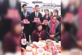 富商开直升机回家过年 拿900万现金发过年钱 网友：想去你们村视频封面