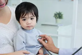 宝宝拉肚子伴随浑身发汗怎么办？医生提醒：小心宝宝脱水！视频封面