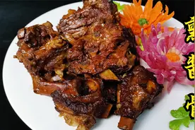 老师傅教你做年夜饭上的熏酱骨，先酱后熏，色泽口味一个都不差视频封面