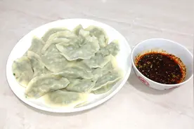 过年了都喜欢包饺子吃，买的饺子皮干不好捏，一个纸杯一碗水搞定视频封面