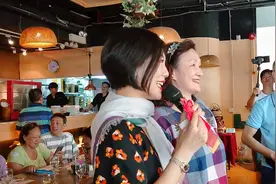 小龙女酒店献唱，观众坐满酒席，好听的歌曲让观众纷纷递上红包视频封面