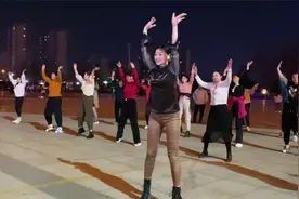 美女领一帮姐妹跳舞，气氛好和谐，表情一个比一个陶醉视频封面