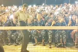这个女教官火了，军训期间给学生大跳爵士舞，后面男生全嗨了！视频封面