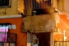 小区阳台突然垮塌，居民纷纷担忧，疑似堆放重物导致丨生活这一刻视频封面