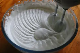 自制奶油，可以裱花可以抹面，还可以当夹心，口感细腻，奶味浓郁视频封面