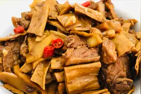 笋干烧鸭肉：这道菜不用油都很香，鸭肉还不腥，小窍门分享给你视频封面