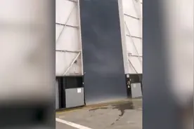 美阿拉巴马州迎来强风暴天气 工人打开大门看到室外景象顿时吓坏视频封面