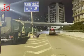 咋回事？哈尔滨二环桥停了40辆大货车 导致交通严重拥堵视频封面