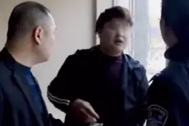 男子交通违法被罚款，200块拖一年，就是不想交！视频封面