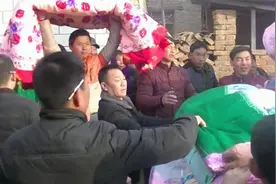 河南新娘陪嫁物品装了两车，全棉的被子30年也用不完视频封面