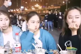 搞笑视频：姐妹全是单身，闺蜜一个人带男朋友来秀恩爱，几个意思视频封面