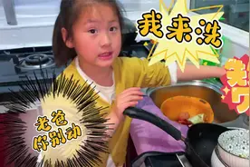 老爸你别动我来洗，饭后萌娃主动承担洗碗家务，抹布还叠成豆腐块视频封面