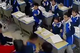 网曝湖南一中学生冲上讲台殴打女老师，当地网信办：正在处理视频封面