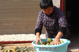 超妈把晾晒的大头菜腌制储存，操作简单，过年炒回锅肉超级巴适