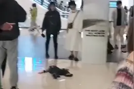 萌娃商场内闹情绪躺地不起，妈妈一旁淡定拍视频，下一秒引围观视频封面