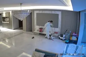 一岁宝宝爬电视柜摔落瞬间 妈妈本能伸脚稳稳接住视频封面