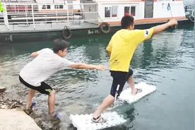 鄂娱生产队：小伙自制轻功水上漂辅助器，非常的方便视频封面