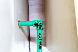 水管漏水，弯头卡在墙中间怎么维修？教你个好方法，轻松更换弯头视频封面