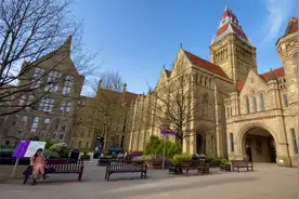 4k高清实拍英国大学校园，解封第一周，帅哥美女全跑出来晒太阳了视频封面
