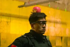 特警队：队长帮狙击手克服心理障碍，摘掉头盔，苹果放头上让他打视频封面