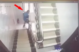 深圳一外卖员楼道大便拒不承认 居民直接甩出楼道监控录像！视频封面