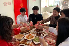 大外甥过满月，亲戚都来祝贺，祝小宝贝身体健康！茁壮成长！视频封面